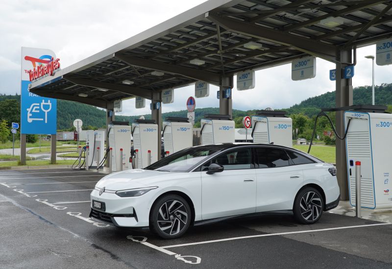 AutoScout24-Studie: E-Autos auch für Ferienfahrten immer beliebter