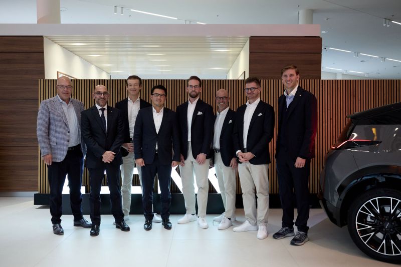 V. l.: Marcel Guerry, Emil Frey AG, Philipp Rhomberg, Emil Frey AG, Mischa Giger, Zeekr Switzerland, Lothar Schupeht, CEO Zeekr Europe, Linus Baumgartner, Brand Director Zeekr Switzerland, Christian Dafflon, Zeekr Switzerland, Luca Frey, Zeekr Switzerland und Lorenz Frey-Hilti, Emil Frey AG. zeekr-emil-frey-6903343dd5e03682428694.jpg