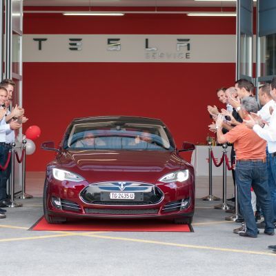   Tesla liefert die ersten Model S in der Schweiz aus