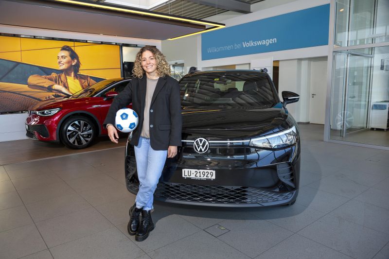 Schweizer Fussballnationalspielerin Luana Bühler setzt auf den vollelektrischen ID.4