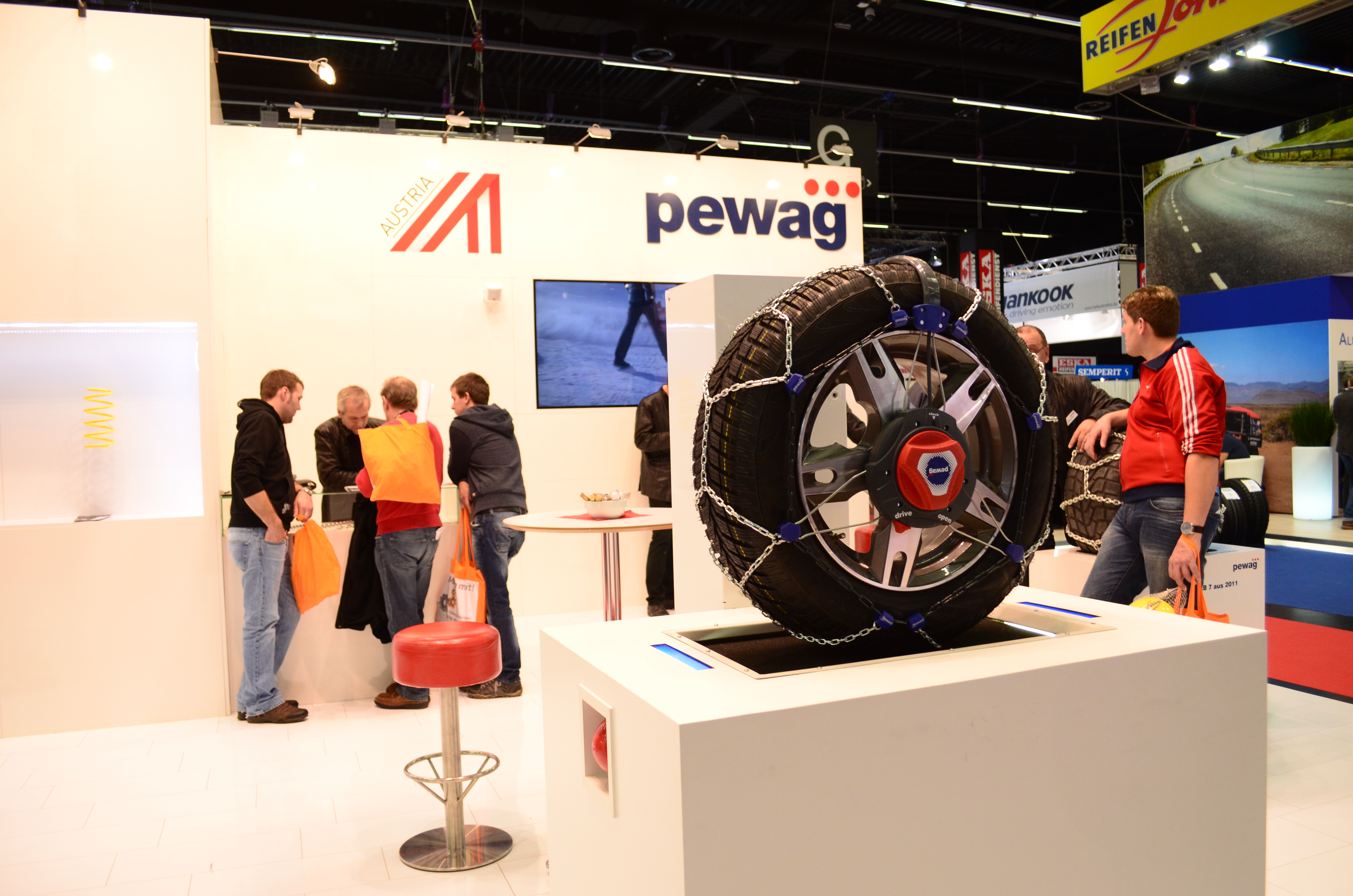 11860_Pewag_Stand_2.JPG