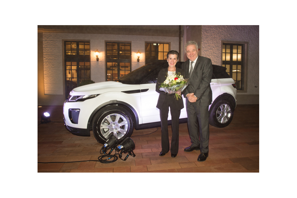 8807_clara_renggli_gewinnerin_range_rover_evoque_-_stephan_vogeli_managing_director_jaguar_land_rover_schweiz_ag.jpg.png